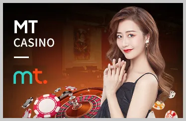 Một phụ nữ trẻ đang trải nghiệm trò chơi casino trực tuyến với nụ cười