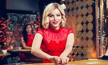 Một người trẻ đang tận hưởng khoảnh khắc chiến thắng nhỏ trong trò chơi trực tuyến